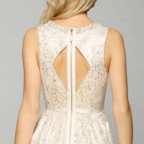 Cooperative cream and gold dress - Picture 4 of 9